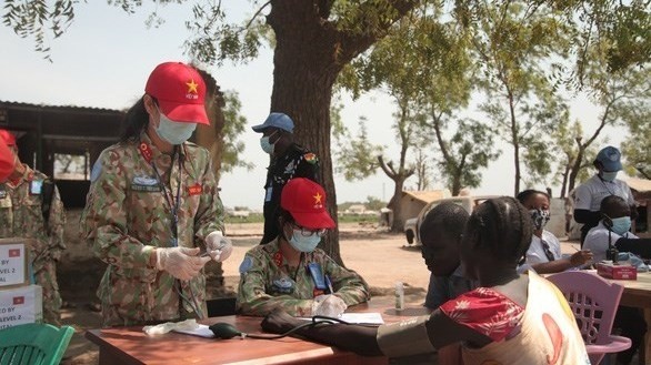 Vietnamese medical soldiers provide checkups for inmates of Bentiu Central Prison (Photo courtesy of level-2 field hospital No.3 of Vietnam)