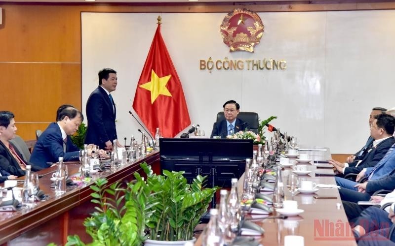 NA Chairman Vuong Dinh Hue works with the Ministry of Industry and Trade (Photo: NDO)