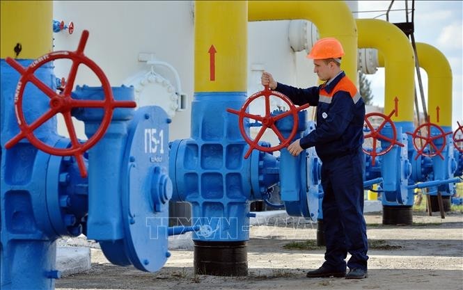 Workers operate a gas pipeline system in the town of Boyarka, Kiev region, Ukraine. (File photo: AFP/VNA)