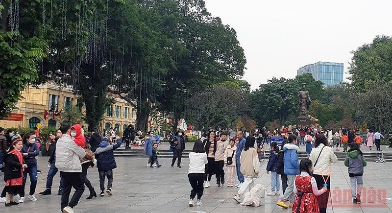 Hanoi welcomes a large number of domestic visitors during Tet holiday. (Photo: T.LINH)