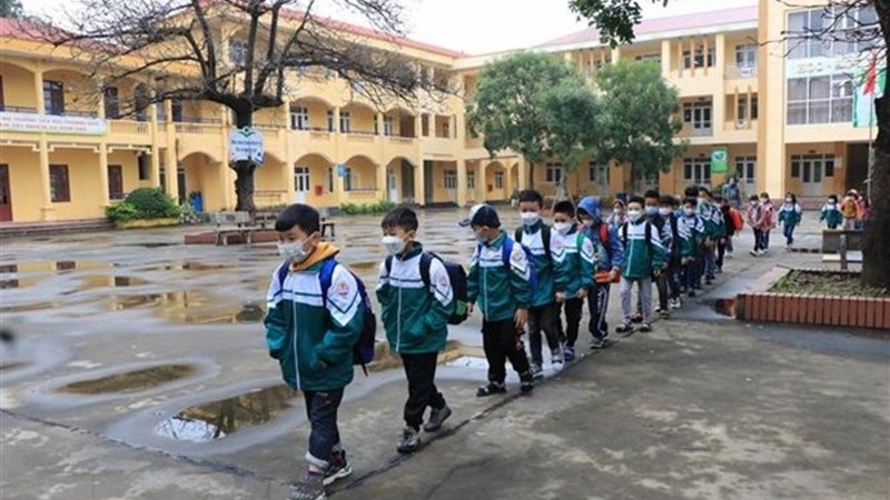 Pupils of Phuong Mao Primary School, Que Vo District, Bac Ninh Province, implement the COVID-19 epidemic prevention measures while controlling distance. (Photo: Thanh Thuong/VNA)