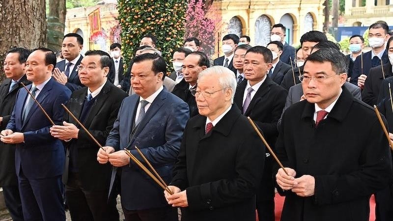 Party General Secretary Nguyen Phu Trong (front row, second from right) and other officials offer incense in tribute to late kings and talented persons who had made contributions to the nation at Kinh Thien Palace in Thang Long Imperial Citadel. (Photo: VNA)