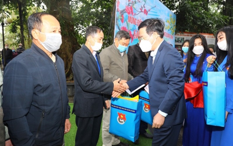 Politburo member Vo Van Thuong presents gifts to representatives of former youth volunteers in Dai Tu District, Thai Nguyen Province.