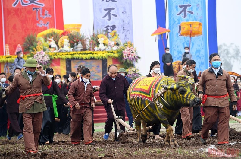 President Nguyen Xuan Phuc went into the fields to plough the first row of the field. (Photo: THANH DAT)