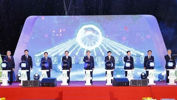 National Assembly Chairman Vuong Dinh Hue (C) and delegates press button to kick-start the PBAT biodegradable resin factory project (Photo: VNA)