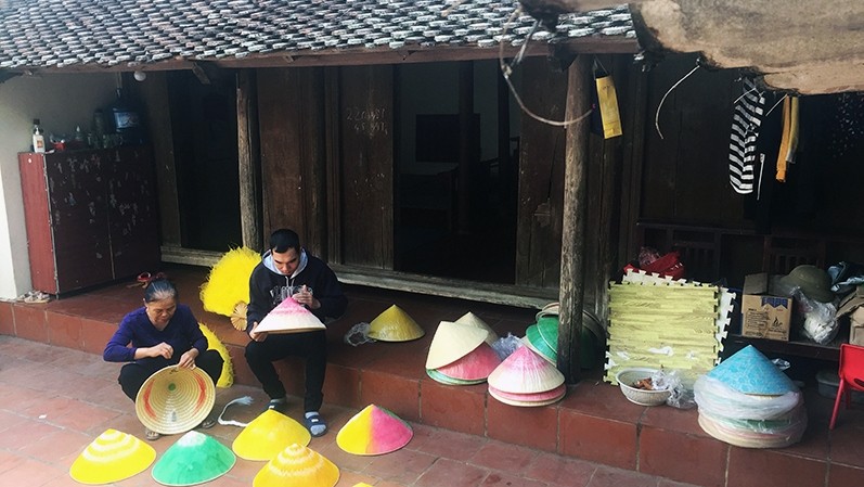 Kieu Cao Dung and artisan Doan Thi Thai working on Bodhi leaf conical hats (Photo: NDO/Phong Chuong)