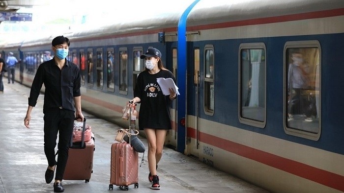 Vietnam Railways arranges more trains and cuts ticket prices by 30 percent after Tet (Photo: VNA)