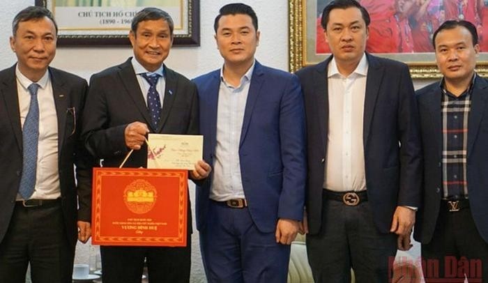 Coach Mai Duc Chung and VFF leaders receive gifts from NA Chairman Vuong Dinh Hue. (Photo: NDO)