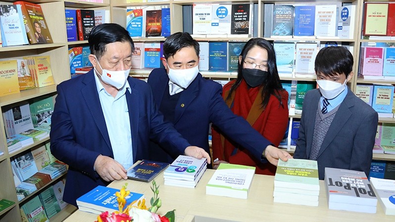 Secretary of the Communist Party of Vietnam (CPV) Central Committee and head of the committee’s Commission for Communucation and Education Nguyen Trong Nghia visits the Su That (Truth) National Political Publishing House. (Photo: NDO/Hoang Lam)