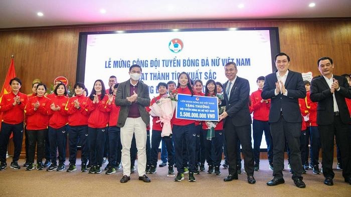 The Vietnam Football Federation hands over 5.5 billion VND to the team (Photo: NDO)