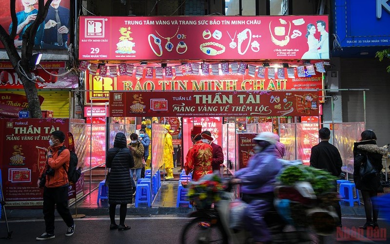 At 6 am at Bao Tin Minh Chau gold shop on Tran Nhan Tong street (Hanoi) there were only about 10 people queuing. (Photo: THANH DAT)