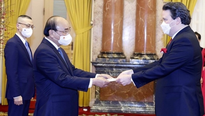 US Ambassador Marc Evans Knapper (R) presents his credentials to President Nguyen Xuan Phuc on February 11. (Photo: VNA)