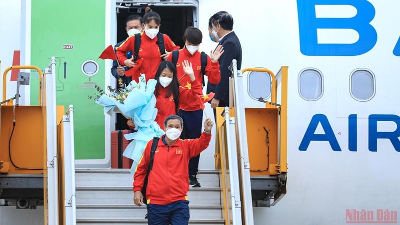 Coach Mai Duc Chung was the first to leave the aircraft after it landed at Noi Bai Airport.