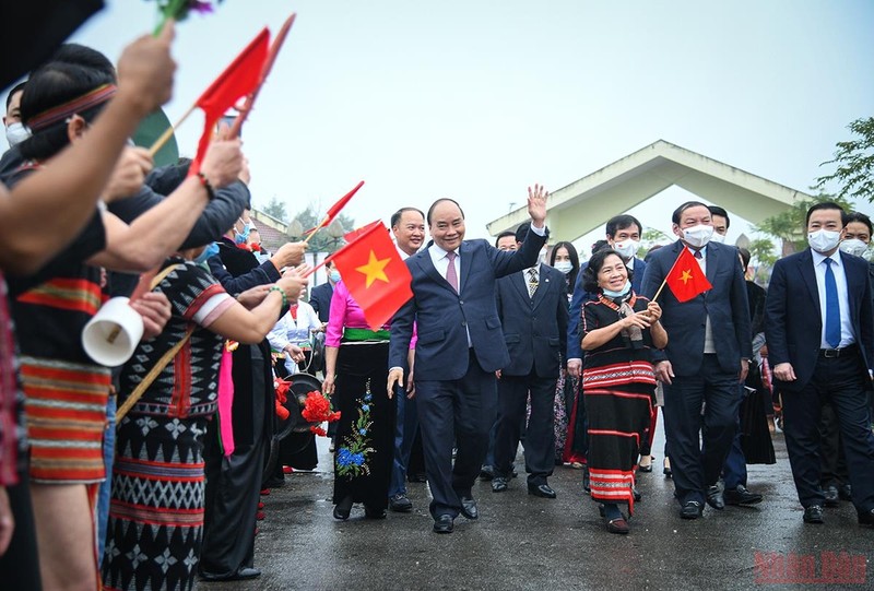 President Nguyen Xuan Phuc visits ethnic minorities in the Vietnam National Village for Ethnic Culture and Tourism. (Photo: THANH DAT)