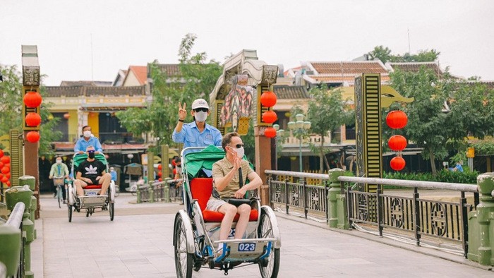 International tourists visit Hoi An ancient town in November 2011. (Photo: DUY HAU/NDO)