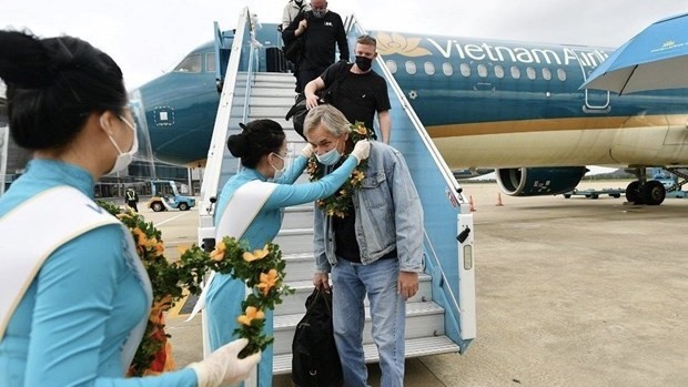 Foreign tourists visiting Vietnam on Vietnam Airlines plane (Photo: VNA)