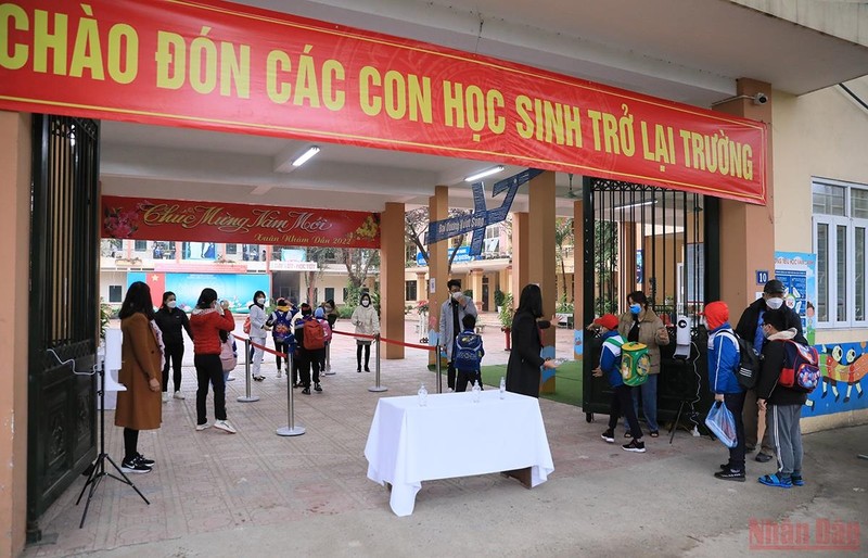 Hanoi: Primary And 6th Grade Students On The First Day Back To School ...