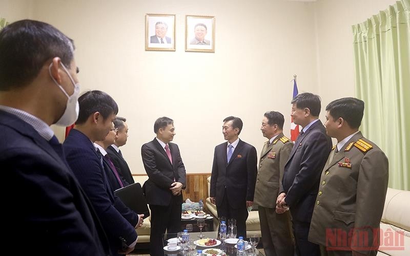 Head of the Communist Party of Vietnam (CPV) Central Committee’s Commission for External Relations Le Hoai Trung (fourth, left) visits the DPRK Embassy in Hanoi on the occasion of the 80th birthday of General Secretary of the DPRK Worker’s Party Kim Jong-il (Photo: NDO/Dinh Truong)