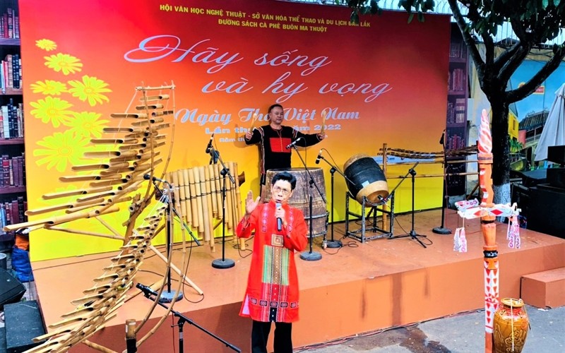 At the opening ceremony of the 20th Vietnam Poetry Day in Dak Lak