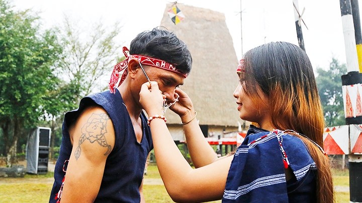 The couple exchange wedding necklaces. (Photo: NDO/Khieu Minh)