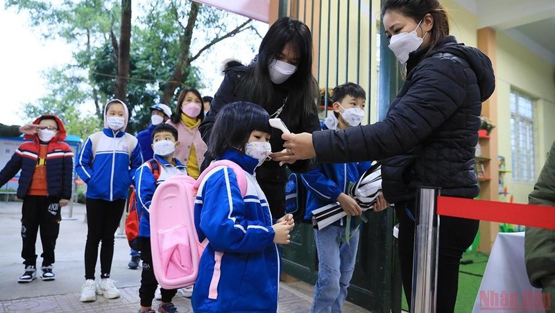 Children return to school after months of online classes due to COVID-19. (Photo: Thanh Dat)
