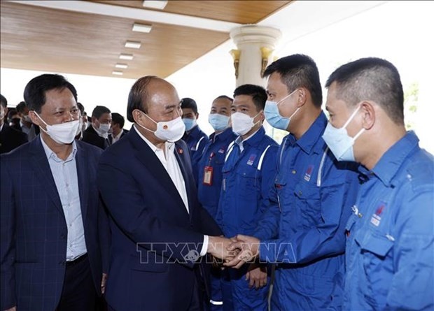 President Nguyen Xuan Phuc meets workers at Dung Quat Oil Refinery Plant (Photo: VNA)