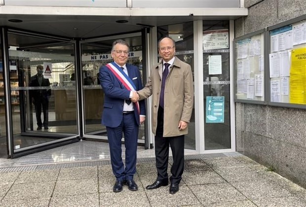 Vietnamese Ambassador to France Dinh Toan Thang (right) met Mayor of Choisy-le-Roi city Tonino Panetta on February 17. (Photo: VNA)