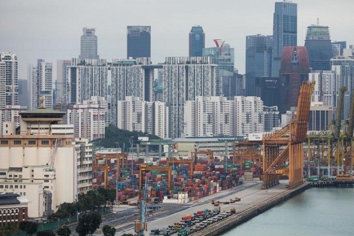 Singapore maintained its forecast for the economy to expand 3-5% this year as the city-state's recovery from the pandemic slump continues, although officials flagged downside risks to global growth and rising inflationary pressures.