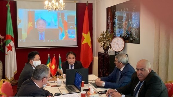 Vietnamese Trade Counselor in Algeria Hoang Duc Nhuan (centre) at an online trade exchange on exploiting the potential of Vietnam-Algeria trade and investment cooperation. (Photo: VNA)