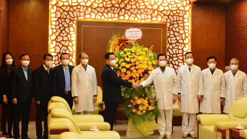 Head of the Party Central Committee's Commission for Communication and Education Nguyen Trong Nghia congratulates medical workers at 108 Military Central Hospital. (Photo: NDO)