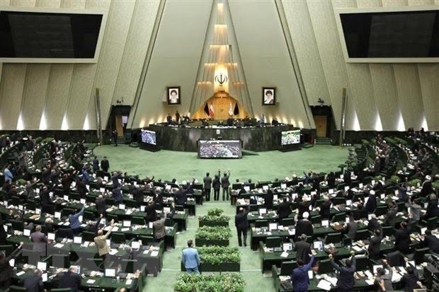 Iranian lawmakers attend a session of the Parliament in Tehran. (Photo: AFP/VNA)