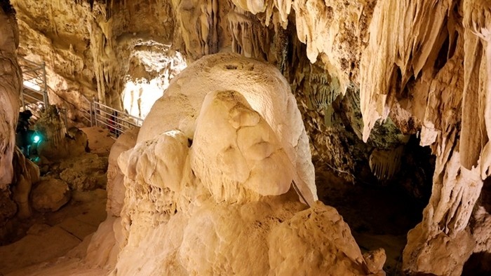 A corner of stalactites in Khong Day (Bottomless) Cavern.
