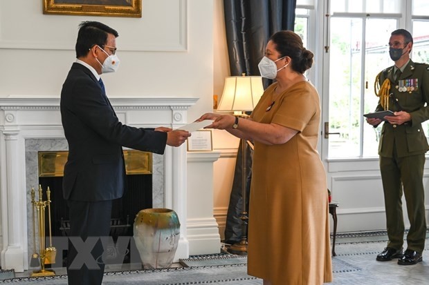 Vietnamese Ambassador to New Zealand Nguyen Van Trung presents his letter of credentials to New Zealand’s Governor-general Dame Cindy Kiro. (Photo: VNA)