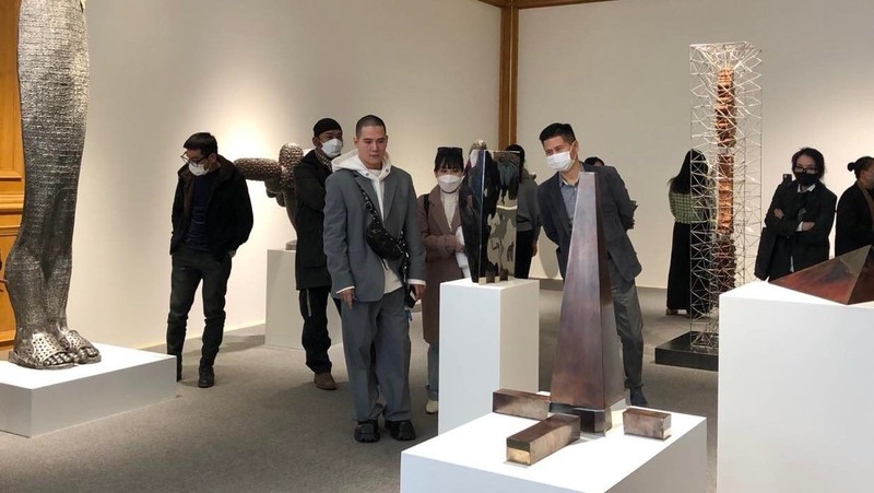 Visitors to the sculpture exhibition (Photo: VNA)