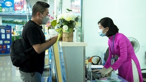 A passenger checks in at the airport. (Photo: VNA)