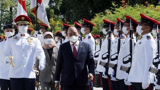 President Nguyen Xuan Phuc reviews Singapore's guards of honour. (Photo: VNA)