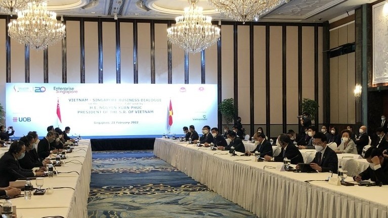 The working session between Vietnam's Minister of Industry and Trade Nguyen Hong Dien and Singaporean Minister for Manpower and Second Minister for Trade and Industry Tan See Leng (Photo: MOIT)