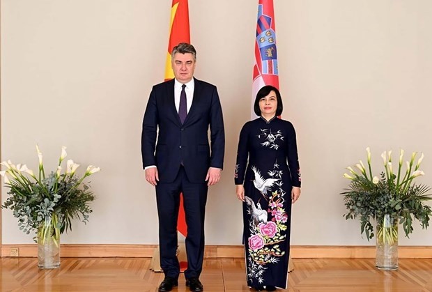 Croatian President Zoran Milanović (L) and Vietnamese Ambassador to Hungary and Croatia Nguyen Thi Bich Thao (Photo: VNA)