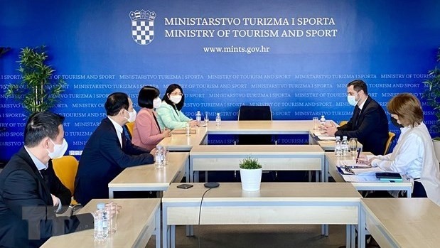 The meeting between Vietnamese Ambassador Nguyen Thi Bich Thao and State Secretary of the Croatian Ministry of Tourism and Sports Tonči Glavina (Photo: VNA)