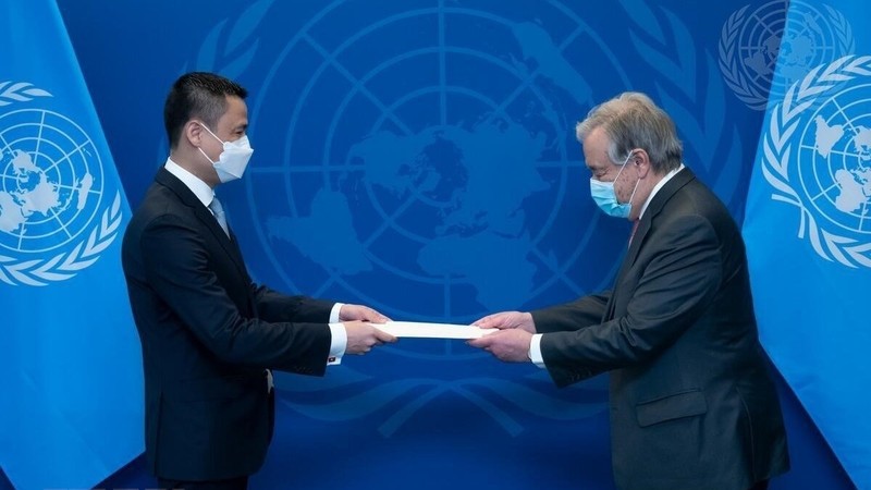 Ambassador Dang Hoang Giang presents his credentials to UN Secretary-General Antonio Guterres. (Photo: VNA)