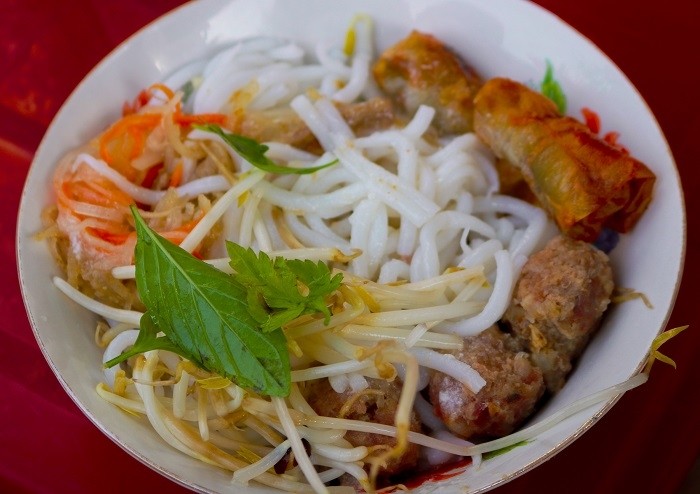 ‘Banh tam bi’: An appealing street food dish in Mekong Delta (Photo: VNExpress)