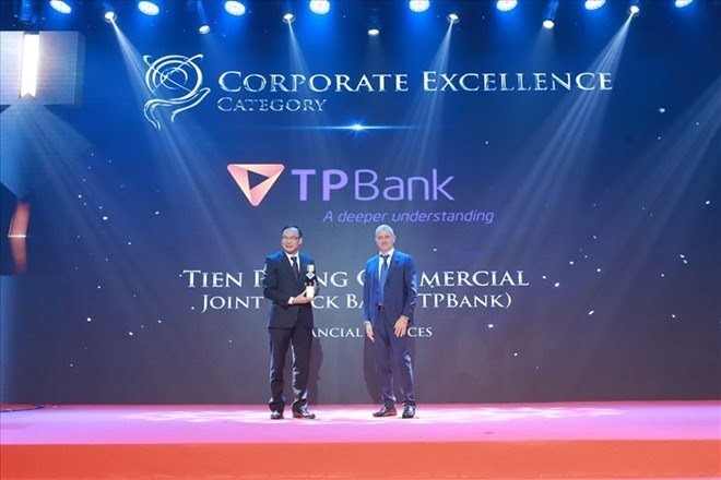 A representative of TPBank receives the award in the Corporate Excellence category. (Source: laodong.vn)