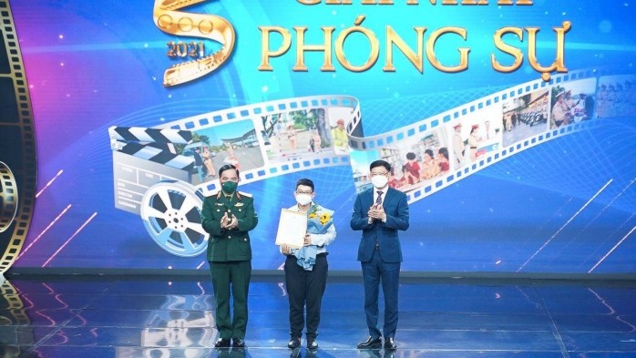 The awards ceremony of the National Film Festival on Traffic Safety (Photo: VNA)