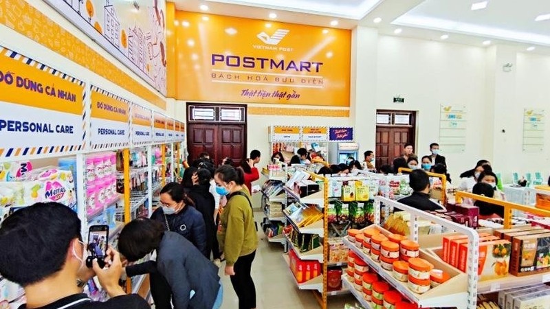 Consumers shop at a Postmart convenience store in Nam Dinh Province. (Photo: VNPOST)