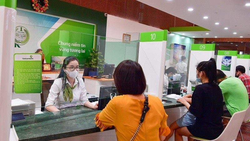 Customers are conducting banking transactions at Vietcombank. (Photo: VNA)