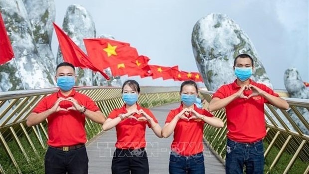 Tourists at the Golden Bridge in Da Nang (Photo: VNA)