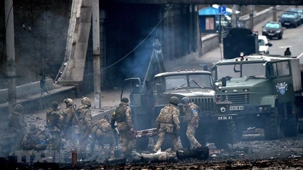 Ukrainian soldiers seen at the site of a clash with Russian troops in Kyiv capital on February 26 (Photo: AFP/VNA)