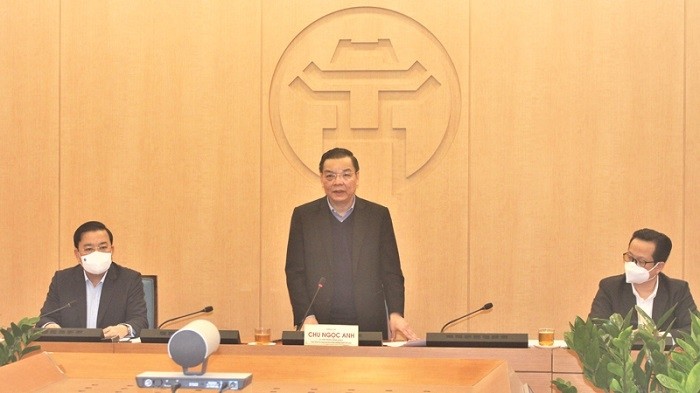 Chairman of the Hanoi People's Committee Chu Ngoc Anh (standing) speaks at a meeting with local authorities on COVID-19 prevention on February 27. (Photo: hanoimoi.com.vn)