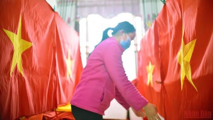 There are many households in Tu Van Village making national flags, but only Vuong Thi Nhung’s family still maintains the craft of making hand-embroidered flags. 