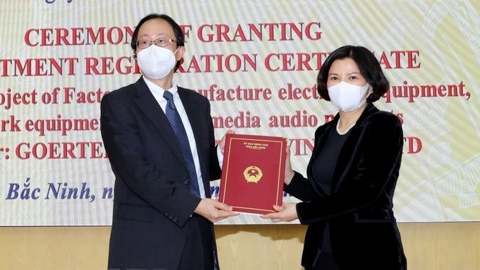 Bac Ninh Chairwoman Nguyen Huong Giang presents the licence to Goertek Vina. (Photo: VNA)